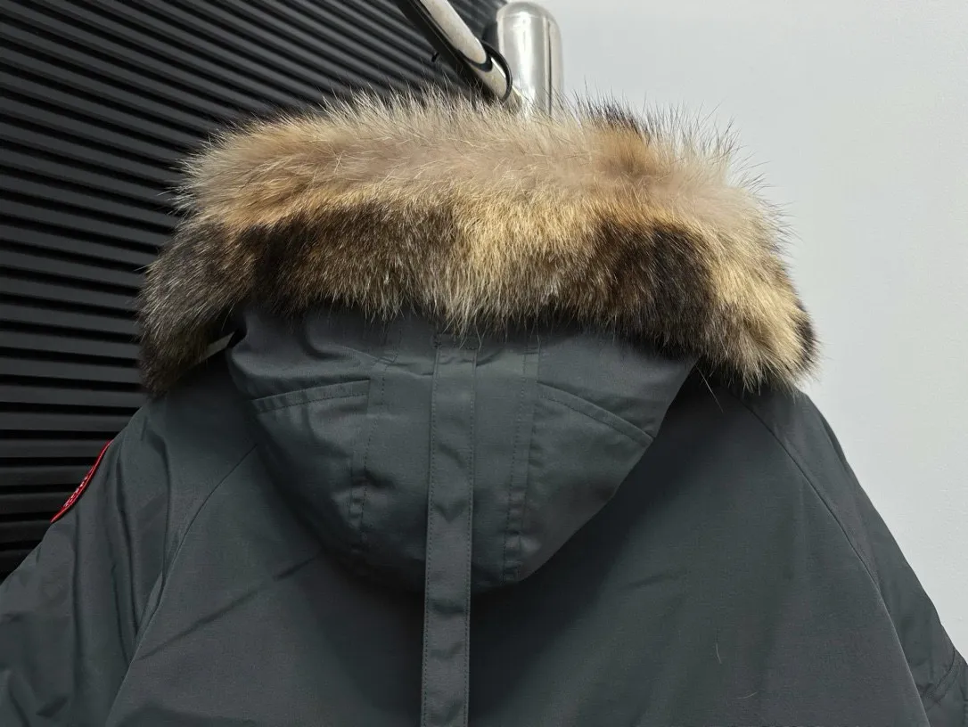 [Canada goose] 01 Exdition Parka Down Jacket for Couples Authentic original version, you need to compare Authentic to check it at any time, accessories are all customized from the original factory 💯The softness and hardness of the fabric is compared with Authentic, and it can be restored by kneading at will (fabric misunderstanding: fabrics with high hardness are not waterproof. Only those who buy the latest Authentic version this year will notice the softness and comfort of the fabric) 💯Down is synchronized with Authentic white duck down, fluffy and not clumps Electronically controlled velvet filling machine 💯Customized Authentic YKK military-grade copper core zipper puller, high hardness and no jamming 💯The fur collar is purchased from Western Canada coyote skin original customization 💯All workmanship and wiring are controlled by workers with more than ten years of service. They must be horizontal and vertical, and are not allowed to be crooked. The inner wiring density is more sophisticated. Feel free to compare 💯labels, collar labels, washed labels, hangtags, zipper cords, pocket labels Back logo, collar velvet, Velcro fasteners, and cuffs. All details are updated simultaneously with Authentic. The best version with the most complete colors. All kinds of battle goods. Size: XS-XXL.